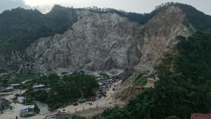 Drone view of search and rescue operations in the aftermath of rock collapse at a quarry in Cirebon, West Java Province, Indonesia May 30, 2025 in this picture obtained from social media. Andrea Ramadhan via Instagram/via REUTERS  THIS IMAGE HAS BEEN SUPPLIED BY A THIRD PARTY. MANDATORY CREDIT.