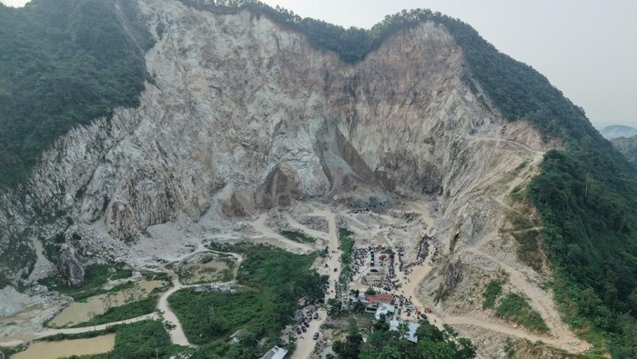 Foto Udara Tambang Batu yang Longsor di Cirebon, Kini Izin Dicabut Drone view of search and rescue operations in the aftermath of rock collapse at a quarry in Cirebon, West Java Province, Indonesia May 30, 2025 in this picture obtained from social media. Andrea Ramadhan via Instagram/via REUTERS THIS IMAGE HAS BEEN SUPPLIED BY A THIRD PARTY. MANDATORY CREDIT.