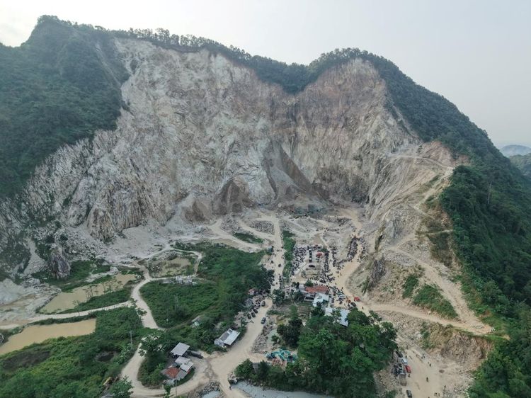 Foto Udara Tambang Batu yang Longsor di Cirebon, Kini Izin Dicabut