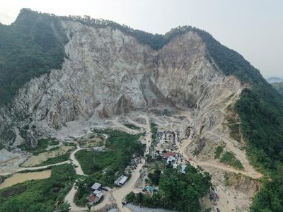 Foto Udara Tambang Batu yang Longsor di Cirebon, Kini Izin Dicabut