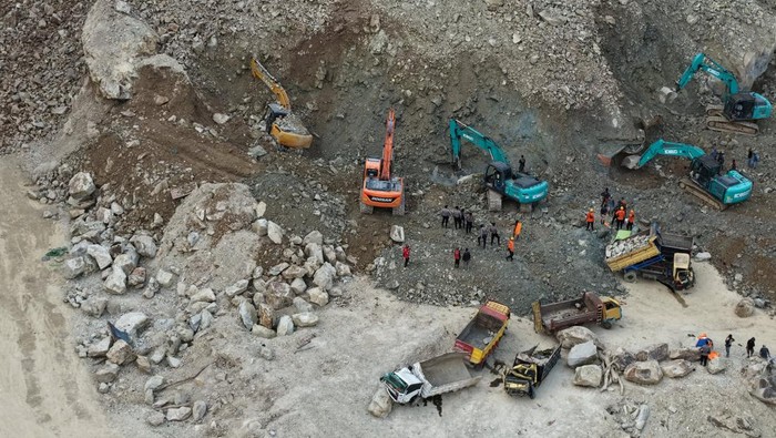 Drone view of search and rescue operations in the aftermath of rock collapse at a quarry in Cirebon, West Java Province, Indonesia May 30, 2025 in this picture obtained from social media. Andrea Ramadhan via Instagram/via REUTERS  THIS IMAGE HAS BEEN SUPPLIED BY A THIRD PARTY. MANDATORY CREDIT.