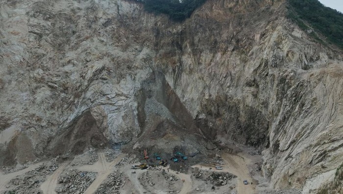 Drone view of search and rescue operations in the aftermath of rock collapse at a quarry in Cirebon, West Java Province, Indonesia May 30, 2025 in this picture obtained from social media. Andrea Ramadhan via Instagram/via REUTERS  THIS IMAGE HAS BEEN SUPPLIED BY A THIRD PARTY. MANDATORY CREDIT.