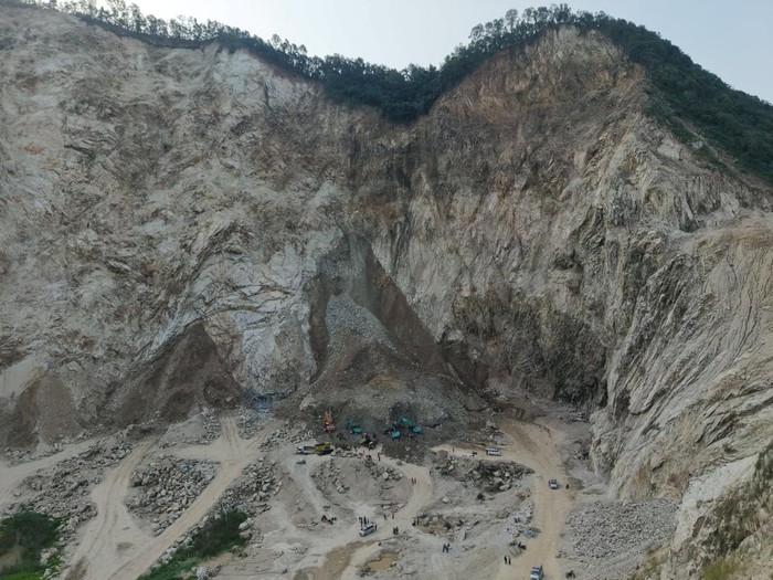 Drone view of search and rescue operations in the aftermath of rock collapse at a quarry in Cirebon, West Java Province, Indonesia May 30, 2025 in this picture obtained from social media. Andrea Ramadhan via Instagram/via REUTERS  THIS IMAGE HAS BEEN SUPPLIED BY A THIRD PARTY. MANDATORY CREDIT.