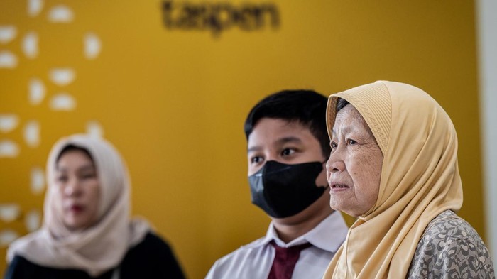 Petugas melayani peserta Taspen saat mengambil gaji pensiun di KCP Mandiri Taspen Rawamangun, Jakarta, Senin (2/6/2025). PT Taspen (Persero) mulai menyalurkan gaji ketiga belas Tahun 2025 kepada para penerima pensiun dan tunjangan yang merupakan wujud komitmen Taspen dalam meningkatkan kesejahteraan para aparatur sipil negara purnabakti mulai 2 Juni 2025. ANTARA FOTO/Bayu Pratama S/agr