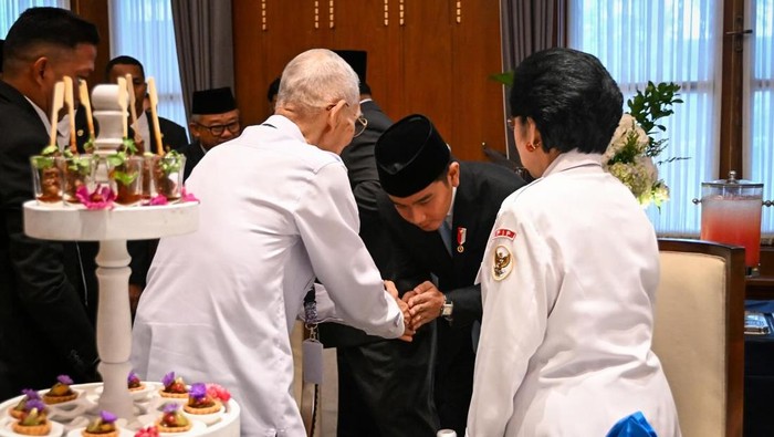 Gibran membungkuk salaman dengan Try Sutrisno. (Dok. instagram Gibran)