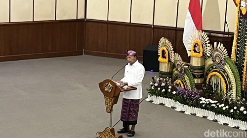 Gubernur Bali Wayan Koster saat pelantikan ASN jabatan administrator dan pengawas lingkup Pemprov Bali di kantor Gubernur Bali, Senin (2/6/2025). (Foto: Rizki Setyo/detikBali)