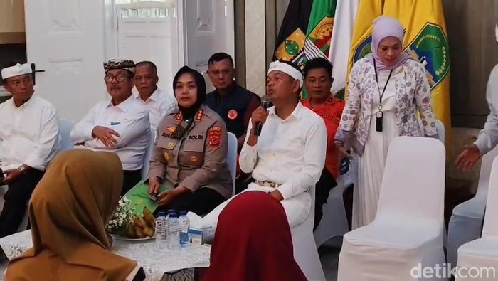 Gubernur Jawa Barat, Dedi Mulyadi saat memberikan bantuan kepada keluarga korban longsor Gunung Kuda di Gedung Bale Jaya Dewata