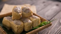 Kalau mau menikmati tahu bakso yang agak berbeda bisa coba di Tahu Cap Kuning. Tahu kuningnya cukup tebal dengan isian bakso aci kenyal. Harganya dibanderol Rp 5.000 per buah. Lokasinya ada di Jl. Pandanaran, Semarang. Foto : iStcok