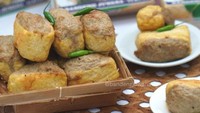 Tahu dengan berbagai macam isian daging bisa dibeli di Tahu Bandeng Juwana. Isiannya mulai dari daging sapi, bandeng, ayam, hingga tenggiri. Ukurannya cukup besar dengan harga per buah sekitar Rp 7.500. Foto : Tahu Bandeng Juwana Elrina