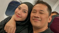 Dalam Instagram miliknya, Zaskia Adya Mecca bercerita bagaimana pontang-panting menghadiri wisuda kedua anaknya yang lulus dari sekolah. Foto: instagram Hanung Bramantyo