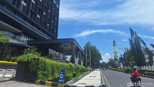 Salah satu hotel di Mataram.