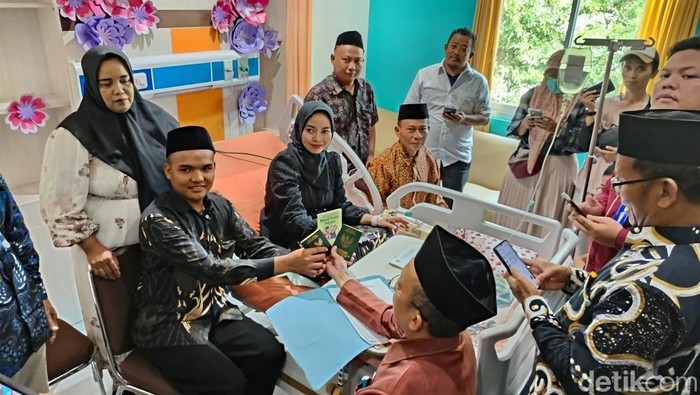 Ijab qabul pasangan Desy dan Rizky karena mempelai wanita harus dirawat inap di rumah sakit.