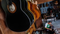 Berdasarkan data dari Kementerian Perdagangan, Indonesia menempati posisi keempat sebagai pemasok alat musik ke seluruh dunia pada tahun 2024. Nilai ekspor alat musik Indonesia mencapai 613,96 juta dolar AS, menguasai pangsa pasar sebesar 7,66 persen di pasar global. ANTARA FOTO/Maulana Surya