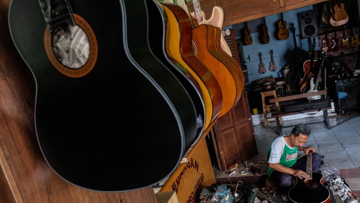 Perajin menyelesaikan pesanan gitar dan alat musik petik lainnya di Pucang Sawit, Solo, Jawa Tengah, Senin (2/6/2025). Kementerian Perdagangan mencatat Indonesia menempati posisi keempat sebagai pemasok alat musik ke seluruh dunia pada 2024 dimana nilai ekspor mencapai 613,96 juta dolar AS dan menguasai pangsa pasar 7,66 persen untuk pasar global. ANTARA FOTO/Maulana Surya