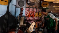 Di kawasan Pucang Sawit, Solo, Jawa Tengah, para perajin alat musik tampak sibuk menyelesaikan pesanan gitar dan alat musik petik lainnya yang akan diekspor ke berbagai negara. Berbekal keahlian tradisional yang diwariskan turun-temurun dan inovasi dalam desain dan material, produk-produk mereka diminati di pasar internasional. ANTARA FOTO/Maulana Surya