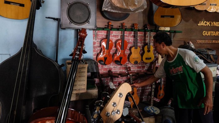 Perajin menyelesaikan pesanan gitar dan alat musik petik lainnya di Pucang Sawit, Solo, Jawa Tengah, Senin (2/6/2025). Kementerian Perdagangan mencatat Indonesia menempati posisi keempat sebagai pemasok alat musik ke seluruh dunia pada 2024 dimana nilai ekspor mencapai 613,96 juta dolar AS dan menguasai pangsa pasar 7,66 persen untuk pasar global. ANTARA FOTO/Maulana Surya