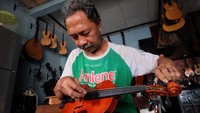 Keberhasilan ini menjadi bukti kualitas dan daya saing produk alat musik buatan Indonesia yang semakin diakui dunia. ANTARA FOTO/Maulana Surya