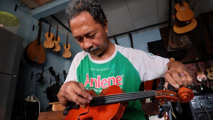Perajin menyelesaikan pesanan gitar dan alat musik petik lainnya di Pucang Sawit, Solo, Jawa Tengah, Senin (2/6/2025). Kementerian Perdagangan mencatat Indonesia menempati posisi keempat sebagai pemasok alat musik ke seluruh dunia pada 2024 dimana nilai ekspor mencapai 613,96 juta dolar AS dan menguasai pangsa pasar 7,66 persen untuk pasar global. ANTARA FOTO/Maulana Surya