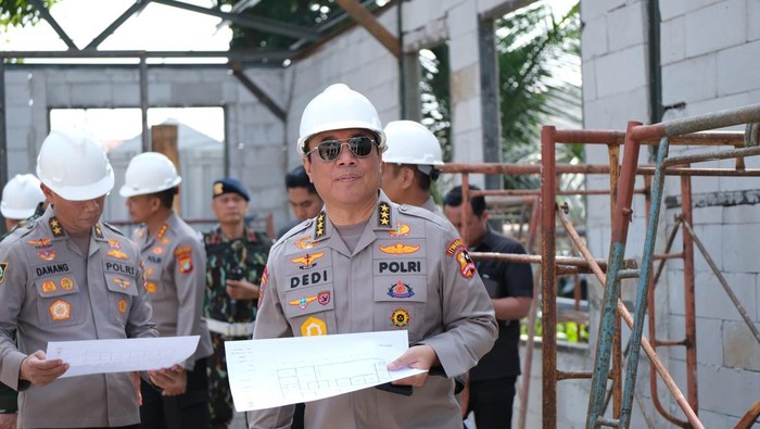 Irwasum Polri Komjen Dedi Prasetyo mengecek percepatan pembangunan SPPG MBG
