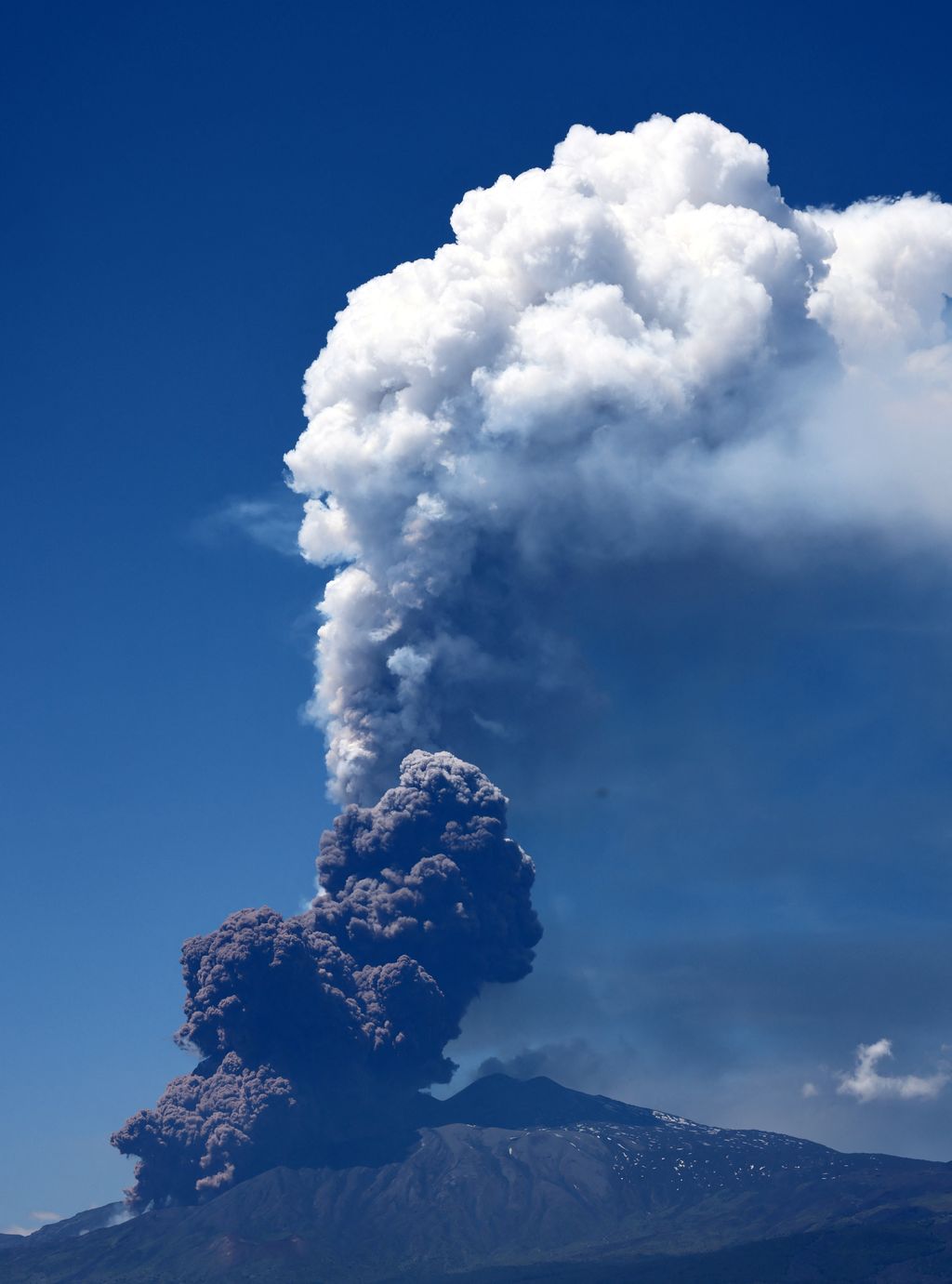 Volcanic steam rises from Mount Etna, near Motta Camastra, Sicily, Italy, June 2, 2025.     REUTERS/Joachim Herrmann