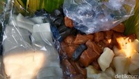 Seperti di depan Yogya Indramayu misalnya, dagangan kue geblog nyaris tak pernah sepi pembeli. Bahkan, geblog dengan aneka varian itu pun banyak diminati masyarakat. Seporsi Rp6 ribu sampai Rp7 ribu kalau pakai ketan.