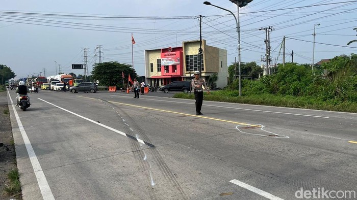 Jalan Bypass Mojokerto TKP kecelakaan pemotor ditabrak Bus Sugeng Rahayu.