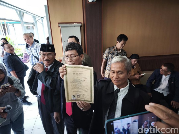 Teman seangkatan SMA Presiden ke-7 Republik Indonesia Joko Widodo, sebagai pihak intervensi, saat ditemui di Pengadilan Negeri Solo, Senin (2/6/2025).