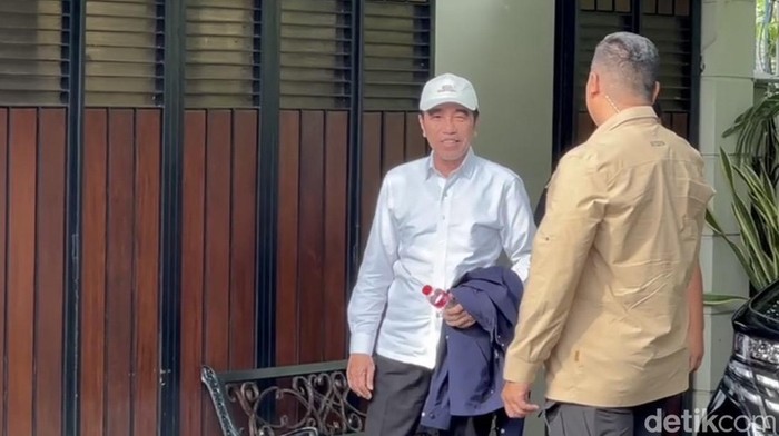 Jokowi saat tiba di kediamannya, Solo, Senin (2/5/2025).
