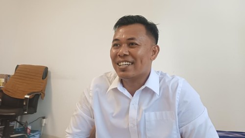 Kabid Ideologi dan Wawasan Kebangsaan Bakesbangpol Lombok Tengah, Fero Ramdoni, memberikan keterangan kepada wartawan di Praya,  Senin (2/6/2025). (Edi Suryansyah/detikBali)