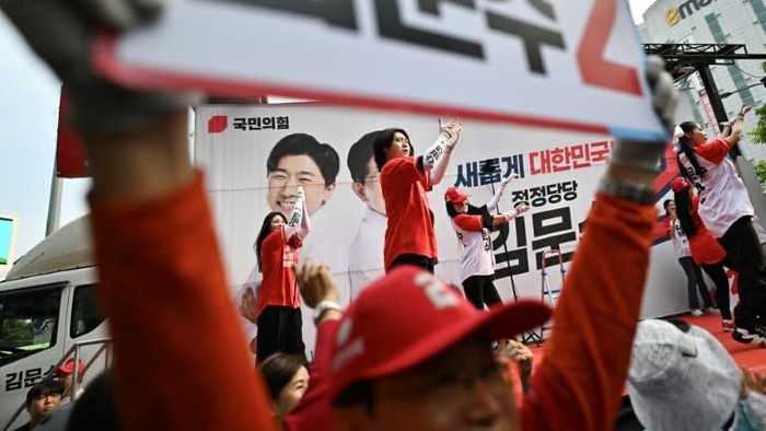 South Koreans are desperate to draw a line under six months of political turmoil sparked by Yoons brief suspension of civilian rule in December, for which he was impeached and removed from office © Pedro PARDO / AFP