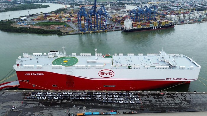 A view shows new electric vehicles after being downloaded from a BYD vessel at the Itajai port in Santa Catarina, Brazil May 28, 2025. REUTERS/Anderson Cohelo