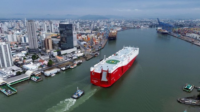 Kapal Kargo Super Sandar di Brasil, Bawa Ribuan Mobil Listrik dari China A view shows new electric vehicles after being downloaded from a BYD vessel at the Itajai port in Santa Catarina, Brazil May 28, 2025. REUTERS/Anderson Cohelo