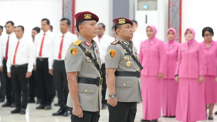 Kapolda Sumut Irjen Whisnu saat melalukan sertijab jabatan Dirreskrimum. (Foto: Dok. Polda Sumut).