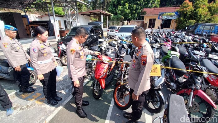 Kapolres Purbalingga, AKBP Achmad Akbar menunjukkan barang bukti puluhan sepeda motor yang diamankan terkait balap liar dan tawuran di wilayah Kabupaten Purbalingga, Senin (2/6/2025)