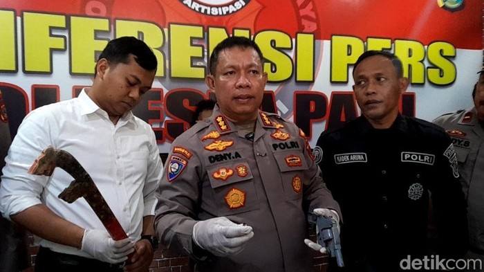 Kapolresta Palu, Kombes Deny Abrahams (tengah) saat konferensi pers penangkapan DPO kasus pencurian di Palu.