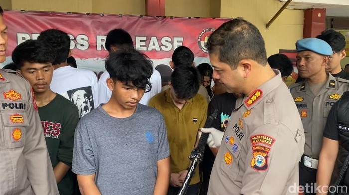 Kapolrestabes Makassar Kombes Arya Perdana menginterogasi salah satu anggota geng motor yang kerap berbuat onar.