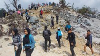 Pengunjung memadati kawasan Kawah Ratu di Taman Nasional Gunung Halimun Salak, Kabupaten Bogor, Jawa Barat, pada Sabtu (31/5/2025). Kawah ini menjadi salah satu tujuan wisata alam favorit di akhir pekan dan musim liburan. (ANTARA FOTO/Fathul Habib Sholeh)  