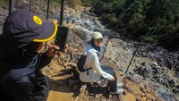 Wisatawan yang datang tak hanya berasal dari Bogor dan sekitarnya, tetapi juga dari luar daerah. Banyak di antaranya menikmati pengalaman mendaki sambil menyaksikan fenomena geologi yang unik di kawasan tersebut. (ANTARA FOTO/Fathul Habib Sholeh)  