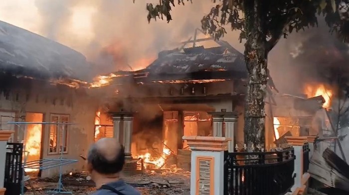 Kebakaran rumah dan kos-kosan di Padang. (Jeka Kampai/detikSumut)