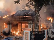 Diwarnai Suara Ledakan, Rumah-2 Kos di Padang Terbakar