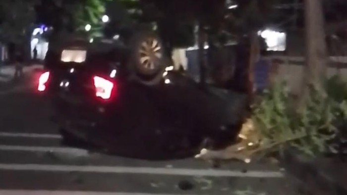 Mobil brio hitam alami kecelakaan dan terbalik di Jalan Kyai Saleh, Kelurahan Randusari, Kecamatan Semarang Selatan, Senin (2/6/2025).