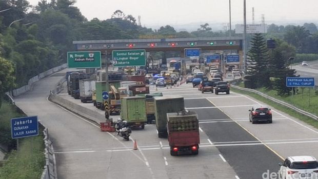Kecelakaan horor di GT Ciawi 2. (M Solihin/Detikcom)