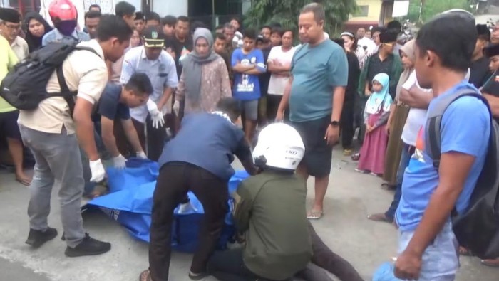 Petugas evakuasi korban tewas kecelakaan berutun motor di Jombang