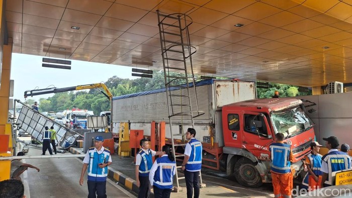 Kecelakaan truk di Gerbang Tol Ciawi 2, Senin (2/6/2025).