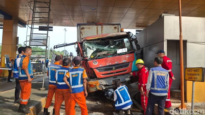Kecelakaan truk di Gerbang Tol Ciawi 2, Senin (2/6/2025).