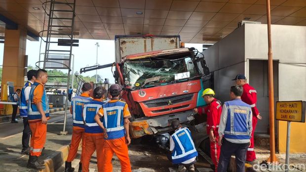 Kecelakaan truk di Gerbang Tol Ciawi 2, Senin (2/6/2025).
