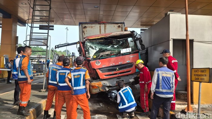 Kecelakaan truk di Gerbang Tol Ciawi 2, Senin (2/6/2025).