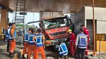 Potret Kekacauan di GT Ciawi 2 Gara-gara Ditubruk Truk