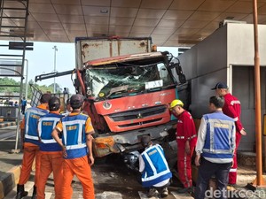 Truk Hantam Pembatas Gerbang Tol Ciawi 2, Tiga Gardu Rusak