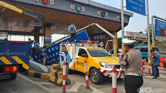 Kecelakaan truk di Gerbang Tol Ciawi 2, Senin (2/6/2025).